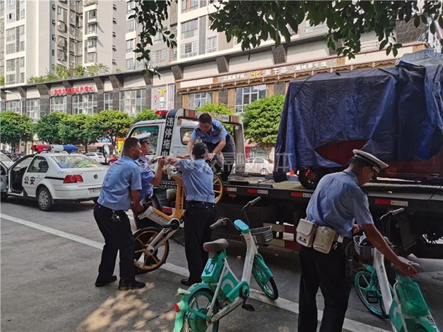 內(nèi)江交警發(fā)出警告：車輛亂停，拖走“巡游”！(圖6)