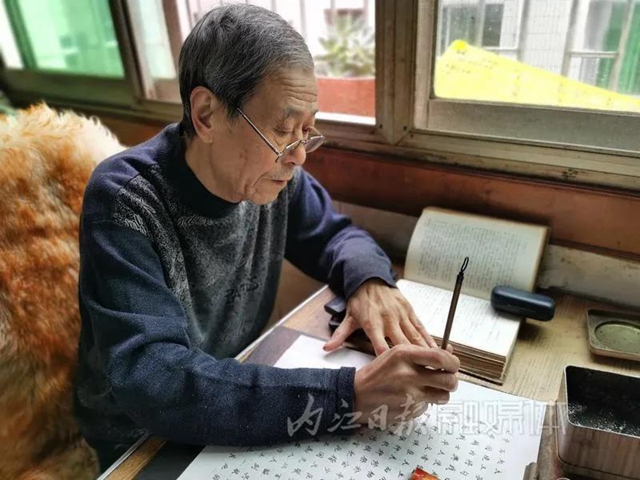 手抄四大名著，寫禿100多支毛筆，內(nèi)江這位七旬老人令人敬佩！