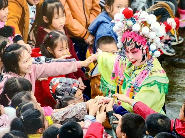 快來(lái)觀展！300幅藝術(shù)作品亮相瀘州，展川渝滇黔十市（區(qū)）輝煌成就(圖6)