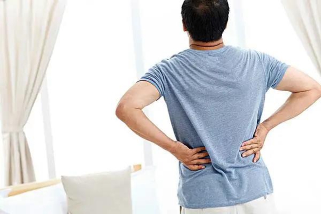 【關(guān)注】男子腰痛，醫(yī)生取出21顆“骨頭渣渣”！(圖9)