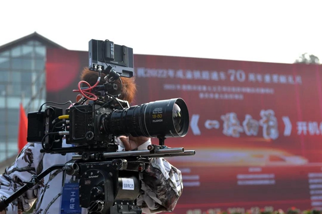 強大陣容！知名導演演員加盟，大型電視連續(xù)劇《一路向前》在內(nèi)江開機