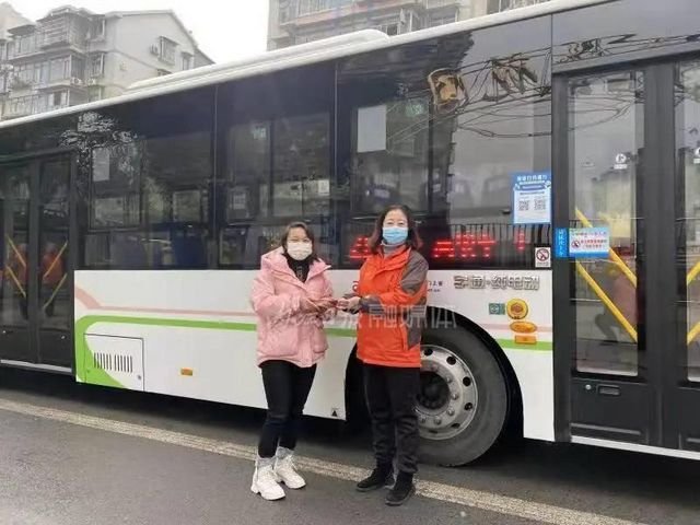 急！內(nèi)江一乘客2.4萬元救命錢遺落公交車上，結(jié)局暖了