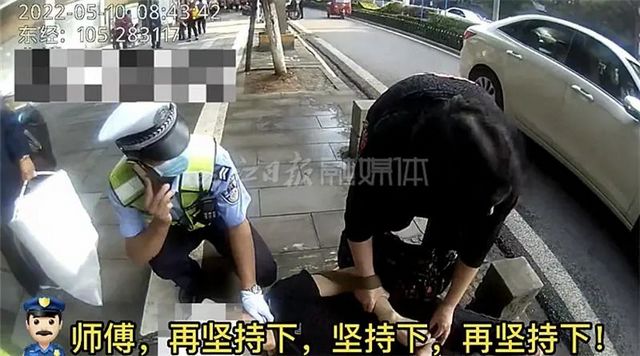 隆昌街頭老人突然倒地抽搐，他倆“出手”了——