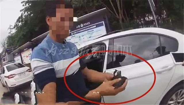 搞笑！男子在內(nèi)江高速路上停車抓鳥，結(jié)果自己被“抓”了——