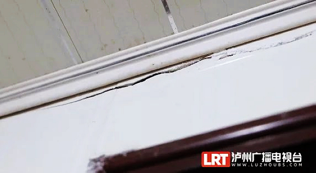 瀘州一小區(qū)單元樓墻體出現(xiàn)裂縫，住戶：房子還能住嗎？