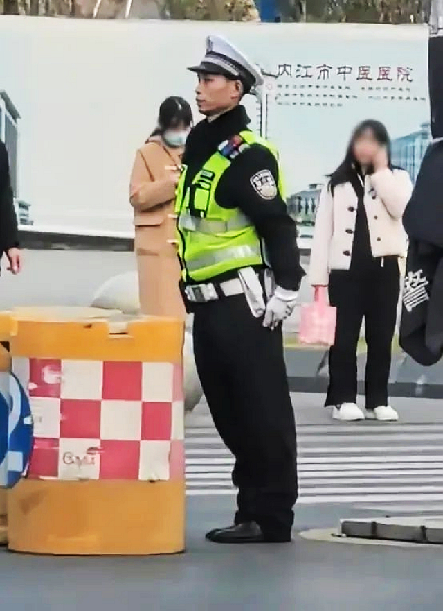 人民日報(bào)點(diǎn)名內(nèi)江“軍姿交警”